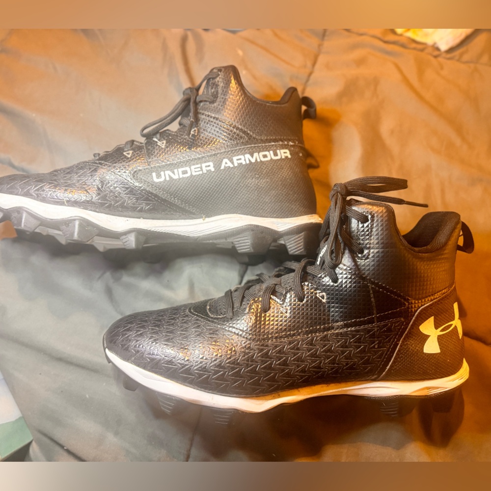 Under Armour Black and White‎ football Cleats spikes. Worn once EUC